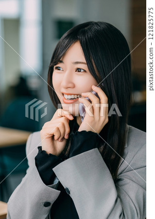 微笑的女人/女商人在智慧型手機上交談 微笑的女人/女商人在智慧型手機上交談 121825775