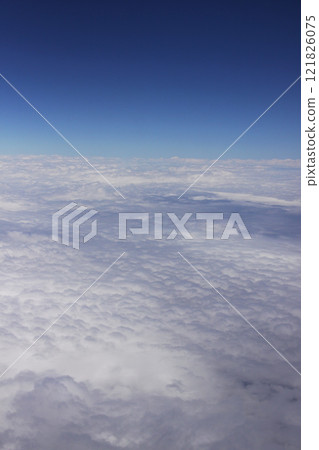 從飛機窗口看到巴西上空的雲海和藍天 121826075