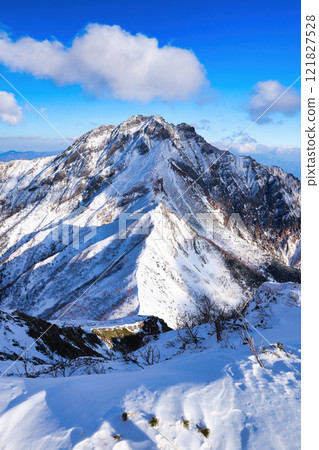 白雪皚皚的八嶽山脈的赤岳 121827528