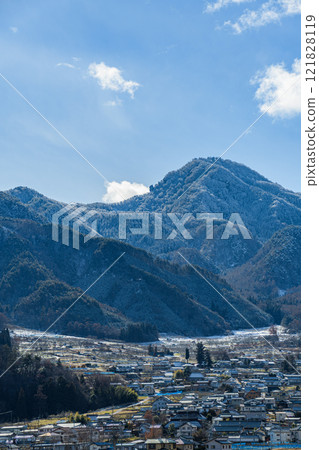 小雪覆蓋的山脈和城市景觀 121828119
