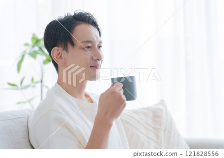 男人喝飲料 121828556