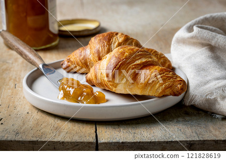 freshly baked croissants freshly baked croissants 121828619