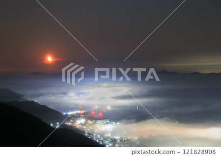 有明月從沉入雲海的瀨戶內海昇起 有明月從沉入雲海的瀨戶內海昇起 121828908