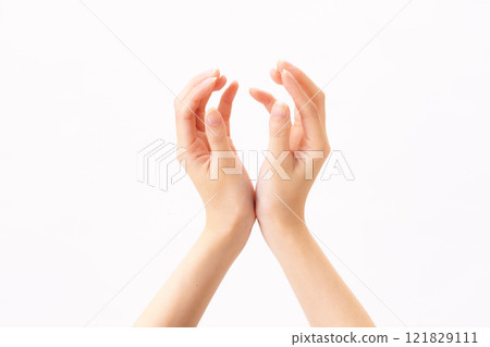 Young Japanese woman's hand 121829111