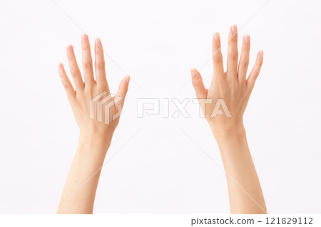 Young Japanese woman's hand 121829112