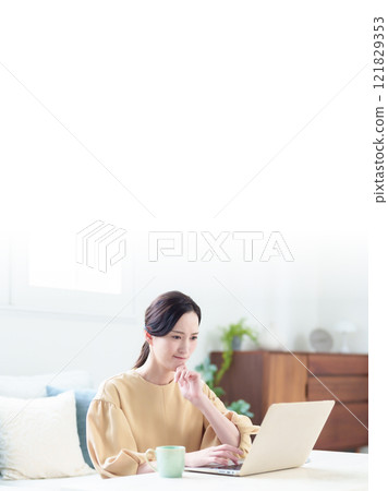 一位女士一臉困惑地使用電腦 121829353