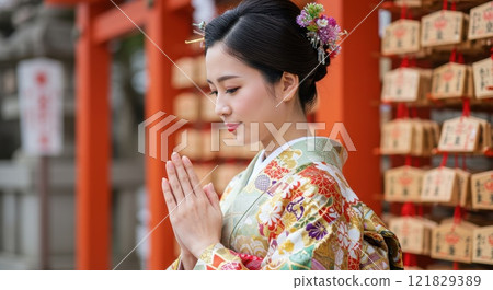 Japanese woman in red kimono wearing kimono for New Year's visit to a shrine 121829389