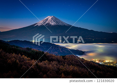 Mt. Fuji at twilight and the sea of clouds obscuring Lake Kawaguchi as seen from Nishikawa Forest Road Mt. Fuji at twilight and the sea of clouds obscuring Lake Kawaguchi as seen from Nishikawa Forest Road 121830020
