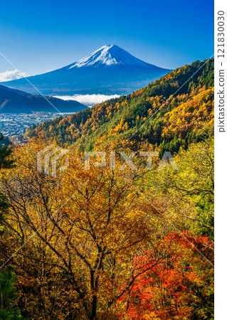 從禦坂道富士見橋眺望紅葉山脈和富士山 121830030