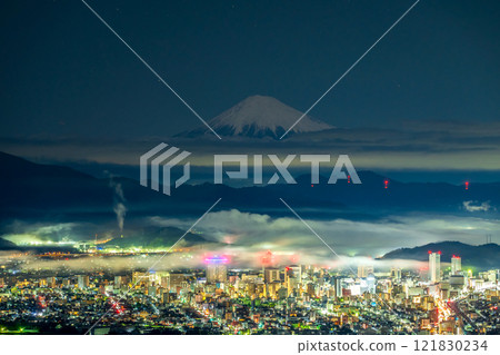 從月光照亮的韓國岩石上看到雲海和富士山的靜岡夜景 121830234