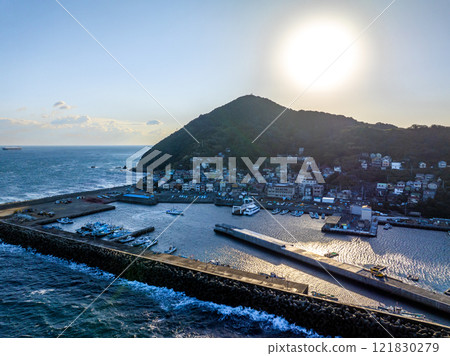 Kamishima Island illuminated by the morning sun (Toba City, Mie Prefecture) 121830279