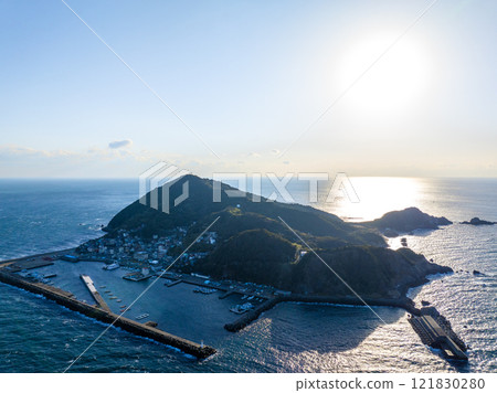 Kamishima Island illuminated by the morning sun (Toba City, Mie Prefecture) 121830280