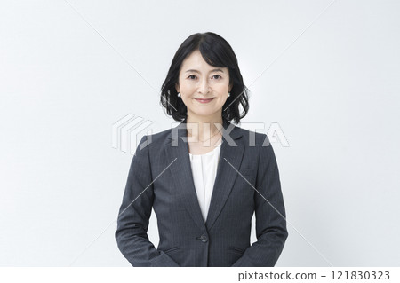 一位 50 歲出頭的女商人對著鏡頭微笑 121830323