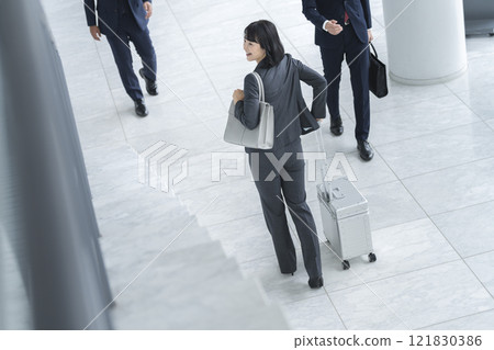 背著手提袋走路的中層女商人 121830386