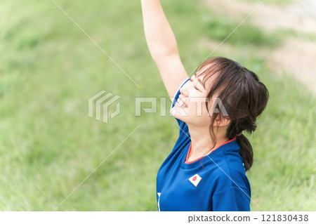 在足球比賽中獲勝並做出勇敢姿勢的足球迷和支持者 在足球比賽中獲勝並做出勇敢姿勢的足球迷和支持者 121830438