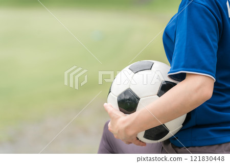 足球迷和支持者拿著足球微笑著看足球 121830448