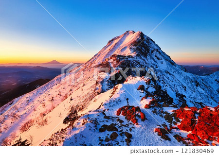 日出時被雪覆蓋的八嶽山脈的赤嶽山和富士山 日出時被雪覆蓋的八嶽山脈的赤嶽山和富士山 121830469