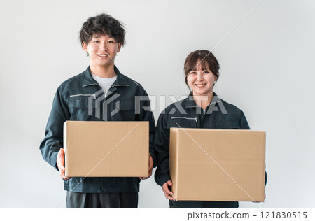 一名女性運輸、物流、快遞、快遞、配送、送貨、拿著紙箱的快遞工人 一名女性運輸、物流、快遞、快遞、配送、送貨、拿著紙箱的快遞工人 121830515