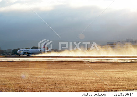 一架客機在揚起雪花和煙霧的同時移動 121830614