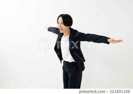 一個女人做一個滑稽的姿勢 121831109