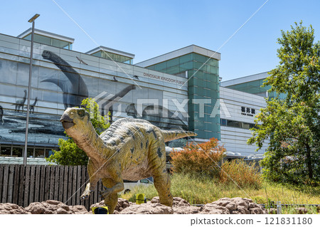 晴天，福井縣福井市，JR福井站西口和車站前的恐龍紀念碑 121831180