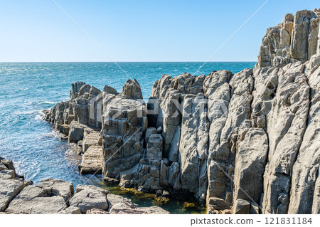 Sakai City, Fukui Prefecture, a popular tourist destination, sunny Tojinbo Sakai City, Fukui Prefecture, a popular tourist destination, sunny Tojinbo 121831184