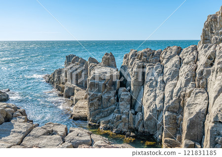 Sakai City, Fukui Prefecture, a popular tourist destination, sunny Tojinbo 121831185