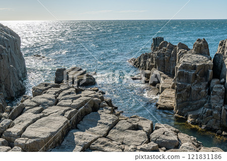 Sakai City, Fukui Prefecture, a popular tourist destination, sunny Tojinbo Sakai City, Fukui Prefecture, a popular tourist destination, sunny Tojinbo 121831186