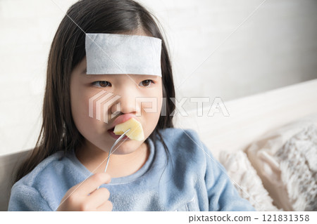 感冒康復後吃蘋果的孩子 感冒康復後吃蘋果的孩子 121831358