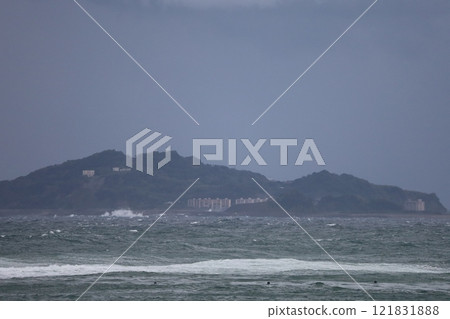 （海中的鑽石/長崎縣端島）迎著波濤前進的軍艦島 121831888