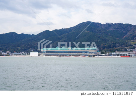 從琵琶湖遊船「密西根號」眺望的景色（大津市、平羅山、比叡山等）拍攝於2024年12月 121831957
