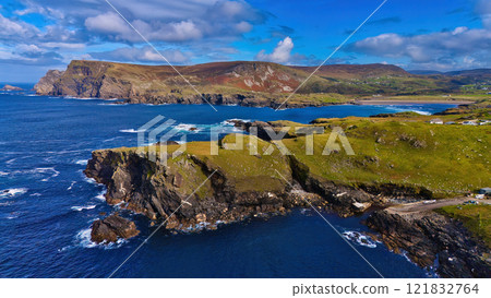 Beautiful Ireland - Enjoy the breathtaking view of a stunning coastal landscape with rocky cliffs 121832764
