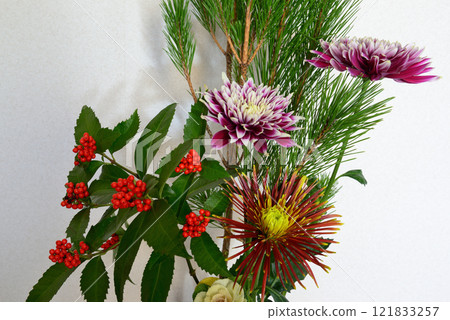 插在花瓶裡的松花、菊花、千兩等賀年花 插在花瓶裡的松花、菊花、千兩等賀年花 121833257