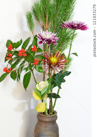 New Year's flowers such as pine, chrysanthemum, and senryo displayed in a vase 121833279