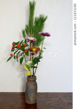 New Year's flowers such as pine, chrysanthemum, and senryo displayed in a vase 121833280