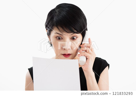 電話那頭的中年婦女，表情焦急 121833293
