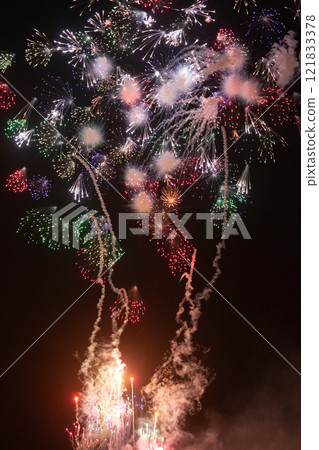Colorful and beautiful fireworks that draw parabolic arcs Colorful and beautiful fireworks that draw parabolic arcs 121833378