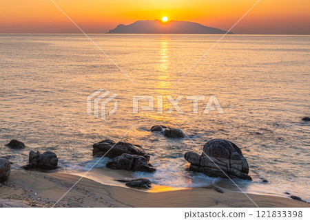 Sunset, sea turtle spawning ground, Nagata Inakahama, Yakushima (spring) Sunset, sea turtle spawning ground, Nagata Inakahama, Yakushima (spring) 121833398