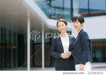 兩個女商人聊天 兩個女商人聊天 121833521