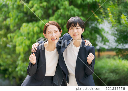 兩個手牽手的女商人 121833556