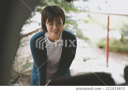 Open the trunk of the car Open the trunk of the car 121833653