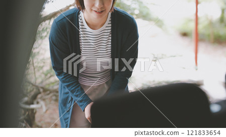 Open the trunk of a car Open the trunk of a car 121833654