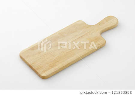 放置在白色背景上的木切板 121833898