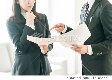 傾聽客戶建議的匿名顧問 傾聽客戶建議的匿名顧問 121834352