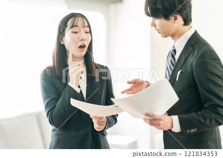 聽取客戶建議的顧問 121834353