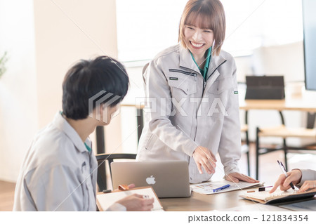 做顧問的年輕女工程師 做顧問的年輕女工程師 121834354