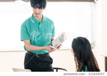 穿著制服的年輕工作人員在辦公室開會 121834357