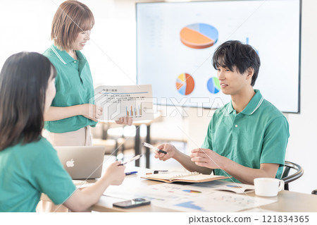 穿著制服的年輕工作人員在辦公室開會 121834365
