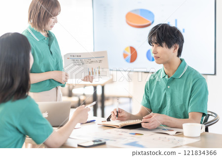 穿著制服的年輕工作人員在辦公室開會 121834366