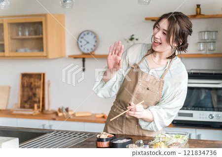 年輕的亞洲女人在廚房打包午餐 121834736